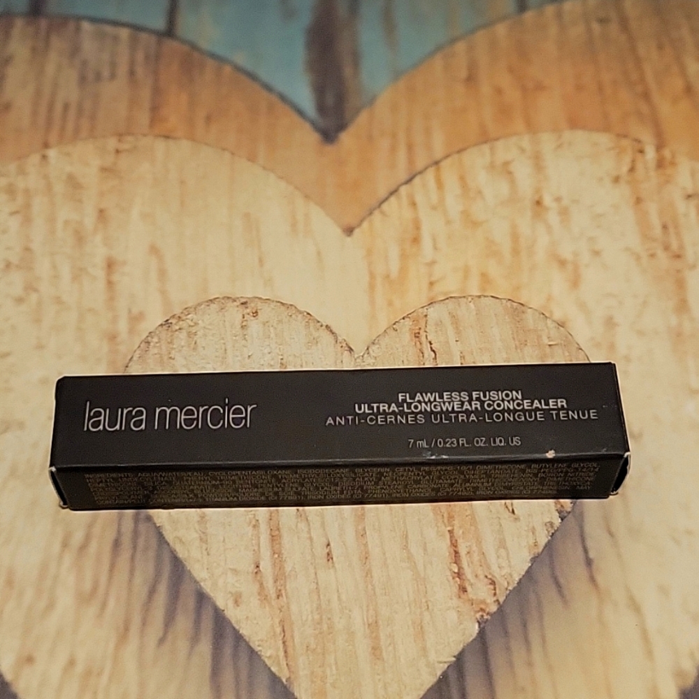 Laura Mercier ultra-Longwear concealer.
